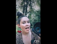 Girl gives free photoshoot quarantine