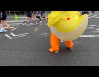 Woman runs on marathon cheered by Chickie