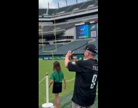 Collab IITW - Football Eagles fan poses at the field