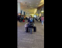 Collab WINY - Man carry and roll luggage of woman