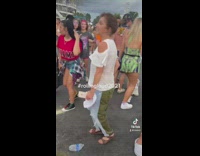 Collab ClipsIG - Woman sings to rap song at music concert 