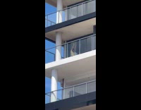 Collab IITW - Woman yellow shirt hat dances on balcony