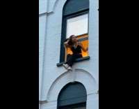 Collab IITW - Woman in black outfit sits on the edge of the building window