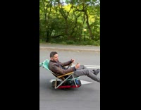 Collab winy - Guy ride beach chair on OneWheel board