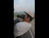 Guy shows his wildlife photos of animals 