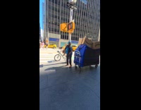 Amazon delivery guy does pull ups on pedestrian traffic light