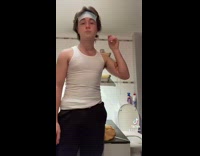 Collab BS Media - Skinny guy cracks egg using one arm 