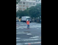 Collab winy - Guy orange shirt dance on the crosswalk