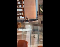 Collab IITW - Woman poses on couch of the restaurant