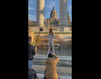 girl make up yellow balloon fountain 