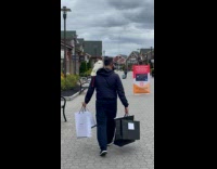 Collab WINY - Man bird on shoulder carry shopping bags