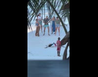 Collab IITW - Five people tiktok dance at the beach