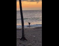 Collab IITW - Woman runs and films herself at the beach 