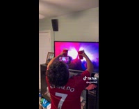 Collab BoysIG-Default - Man films fake party inside his house