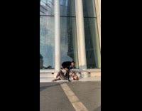 Collab IITW - Woman black velvet coat poses photographer on ground