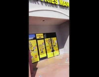 Woman gets mad at restaurant employee