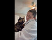 Cat reacting to hoomans breathing 