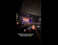 [Third Party] Crowd joins sing through bossman dlow perfromance