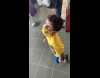 Collab DailyDoseOfInternet - Kid stare up spin like ceiling fan