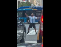 Guy does soccer tricks during red light
