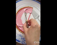 Collab BitchIG2 - Time lapse of pink icing spread on plate