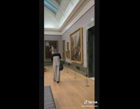 Lady sees man wearing super high pants at museum 