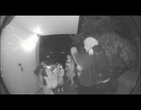 Collab PubityPets - Man scares the trick or treat people