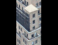 Collab WINY - Construction worker climbing without safety gears