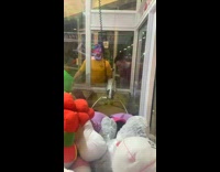 Collab Kale Salad IG - Guy get two toys at claw machine