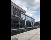 2 friends dance to Kpop song in fountain 