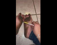 Woman promote eyelash glue with dirty feet
