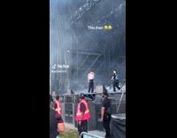 Singer with injured ankle continues the concert