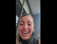 Girl at restaurant asked about apple pay got apple pie 