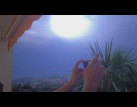 Collab DailyDoseOfInternet - Filmer filmed lightning strike outside the balcony