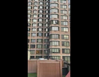 Man cleans window from high floor without harness 