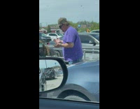 Queen bee stuck in headlight has other bees surround car owner 