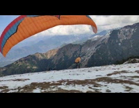 Paraglide attempt fail parachute hit man behind