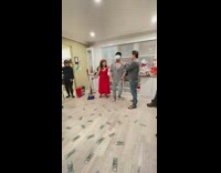 Collab KaleSaladIG - Family plays blindfolded sweeping money game