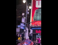 Guy pullups at street post cheered by crowd