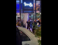 Collab IITW - Two men raps and dances in front of a restaurant at the sidewalk