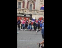 Man wear giant mask during marathon day in NY 