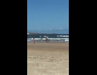 couple kiss tripod beach