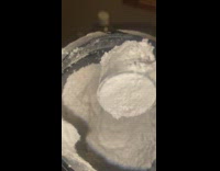 Powder bits fly off scoop static electricity