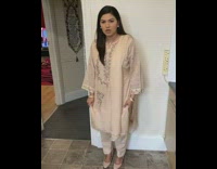 Lady yells at husband to take good photo of her 