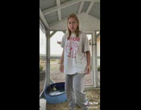 Collab ClipsIG - Woman shakes her body to communicate with her ducks