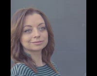 Woman checks out guy at self car wash and accidentally sprays worker, happn app