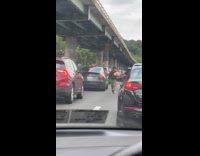 Man complain at vendor middle of traffic