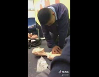 Clips MPUGC2 - Purple jacket cpr slaps dummy