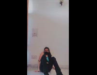 Female dancer tries to do splits fail 