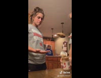 Titkok prank girl peanut butter on hand hits face